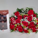 BH Flores - Bouquet 24 rosas vermelhas com bombons Cacau Show