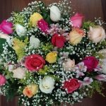 BH Flores - Bouquet 24 rosas colorido com astromélias