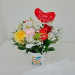 BH Flores - Mimo de rosas com coração na caneca de mãe