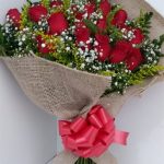 BH Flores - Bouquet 24 rosas vermelhas na juta