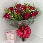 BH Flores - Bouquet 12 Rosas Vermelhas + Cartão de Mensagem Pronta