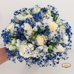 BH Flores - Bouquet de Noiva Rosas Brancas e Gipson Azul