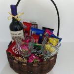 BH Flores - Cesta de chocolates, vinho e taças