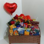 BH Flores - Cesta “Explode Coração” – Acompanha coração apaixonado de pelúcia e três rosas vermelhas